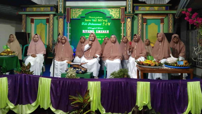 Nenek-nenek di Pangandaran Wisuda