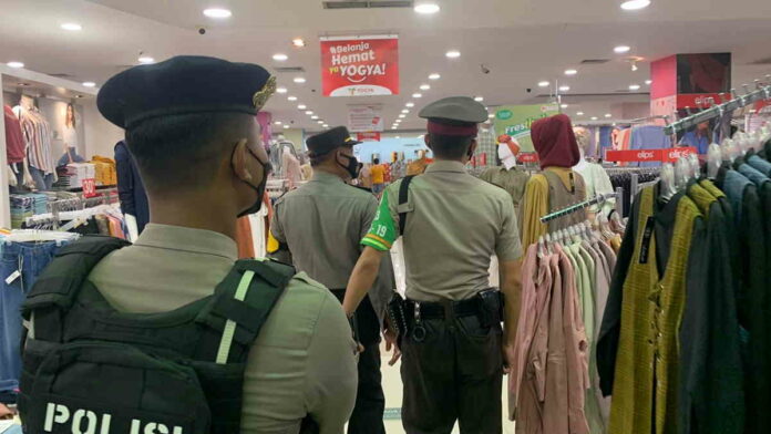 Pastikan Warga Taat Prokes, Polres Ciamis Patroli Pusat Keramaian