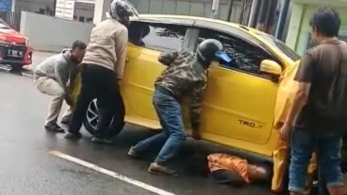 Pemotor di Tasikmalaya Jatuh Masuk Kolong Mobil