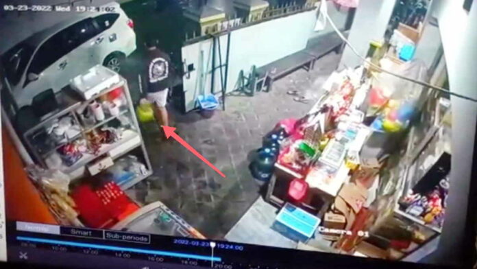 Pencuri Tabung Gas Melon di Tasikmalaya Terekam CCTV
