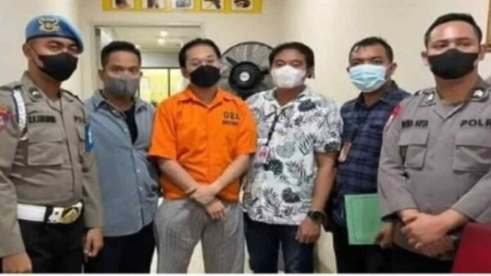 Potret Indra Kenz Saat Kenakan Baju Tahanan, Netizen Soroti Wajahnya!