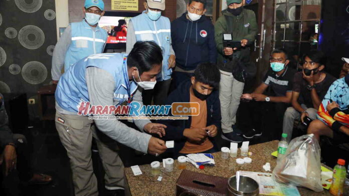 Razia Tempat Karaoke, BNN dan Polres Tasikmalaya Kota Tes Urine Pengunjung