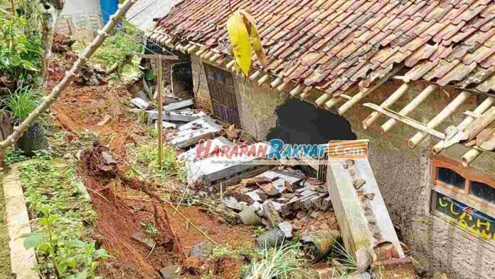 Satu Rumah Warga Rusak Parah Tertimpa TPT Ambruk di Cisaga Ciamis