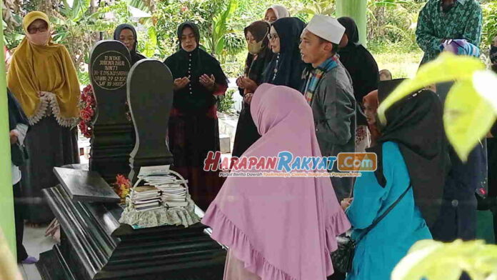 Sejumlah Fans dan Simpatisan Datangi Makam Nike Ardilla di Ciamis