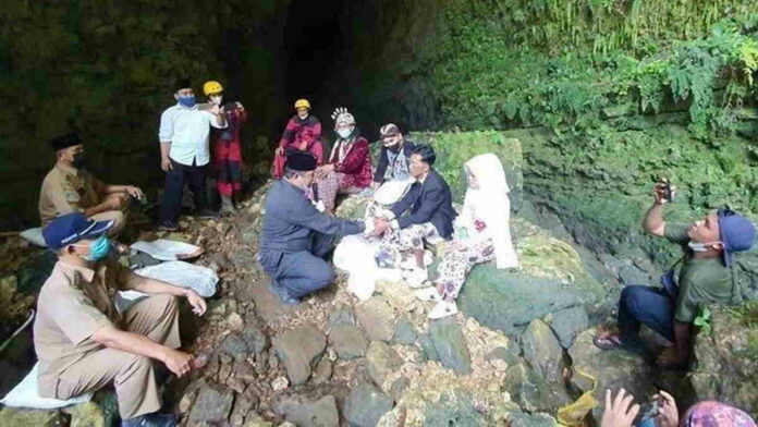 Viral, 2 Pasang Pengantin di Yogyakarta Menikah di Dalam Goa