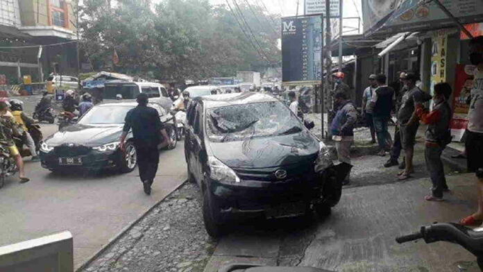 Viral Mobil Kijang diamuk oleh Massa, diduga Sebagai Pelaku Tabrak Lari!