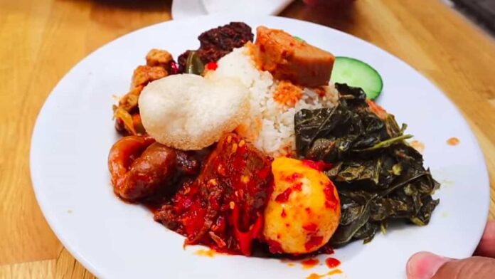 Viral Video Wanita yang Sedang Makan Nasi Padang di Pesawat, Simak!
