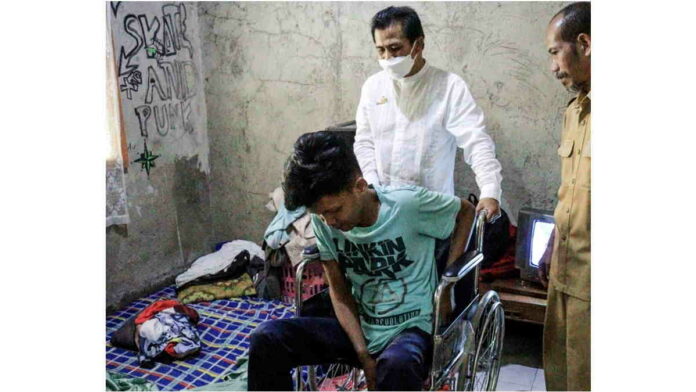 Wabup Ciamis Beri Bantuan Kursi Roda Kepada Remaja Lumpuh