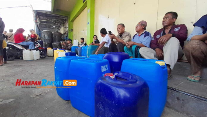 Warga Kota Banjar Antri Minyak Goreng Curah