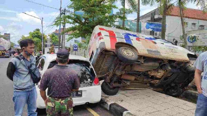 Mobil ekspedisi terguling