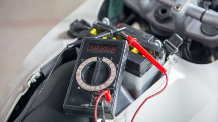 Aki Motor Tidak Mau Ngecas, Simak Beberapa Penyebab dan Cara Atasi!