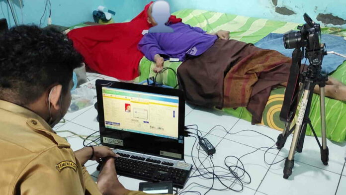 Disdukcapil Ciamis Layani Rekam e-KTP di Rumah Warga yang Sakit