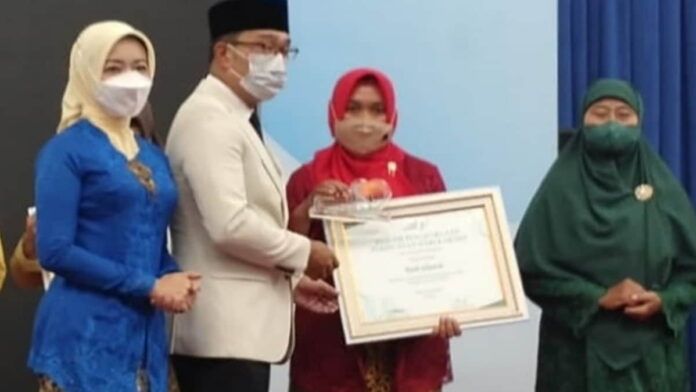 Guru Honorer Dapat Penghargaan