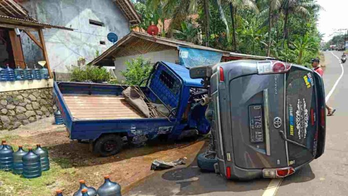 Mobil Avanza terguling