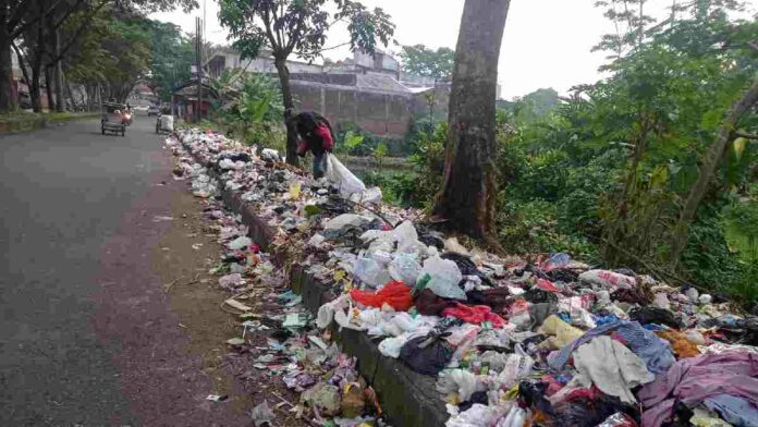 Tumpukan sampah plastik