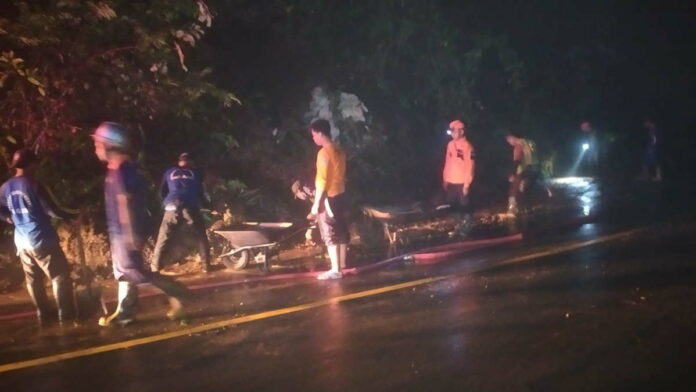 Jalur Utama Menuju Pangandaran Longsor, Pengendara Harus Hati-hati