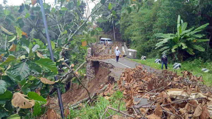 Komisi lll DPRD Ciamis Minta Pemkab Perbaiki Jalan