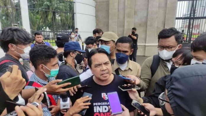 Kronologi Ade Armando Dikeroyok Massa Hingga Viral di Senayan Jakarta
