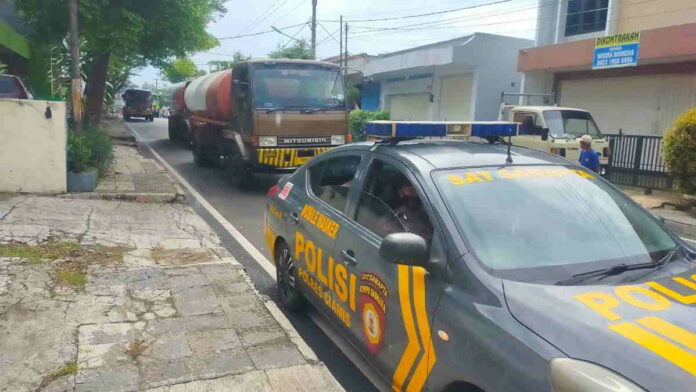 Minimalisir Kecelakaan, Polisi di Ciamis Kawal Truk Tangki Pengangkut Migor