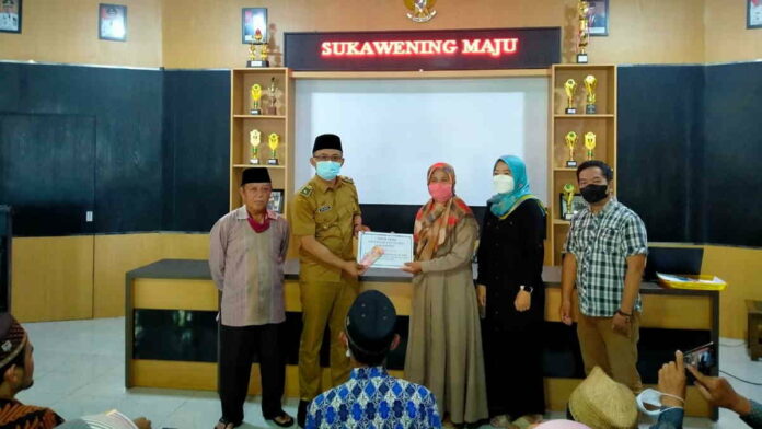 Pemdes Sukawenging Ciamis Berikan Insentif untuk Guru PAUD dan Imam Masjid