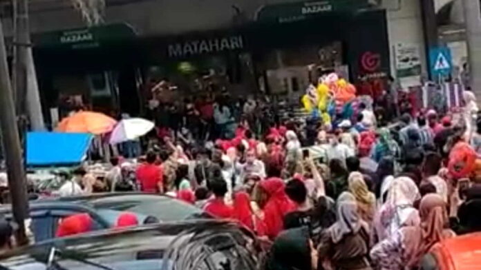Pengunjung Matahari Tasikmalaya