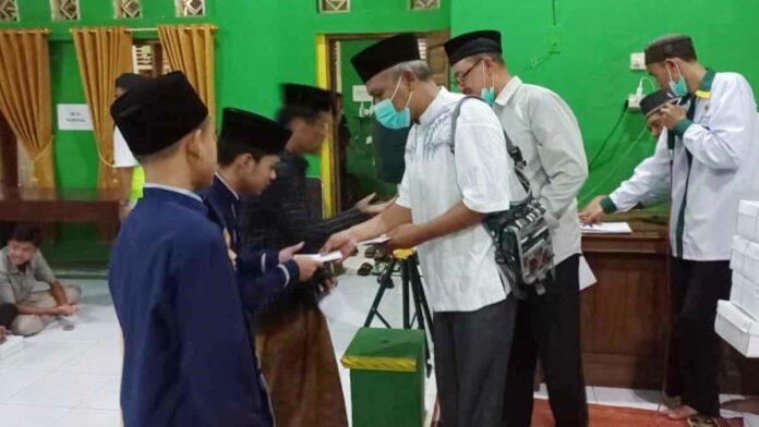 Puluhan Anak Yatim di Desa Cijeungjing Ciamis Dapat Santunan