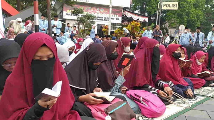 Ratusan Orang di Kota Tasikmalaya Gelar Tadarusan On The Street