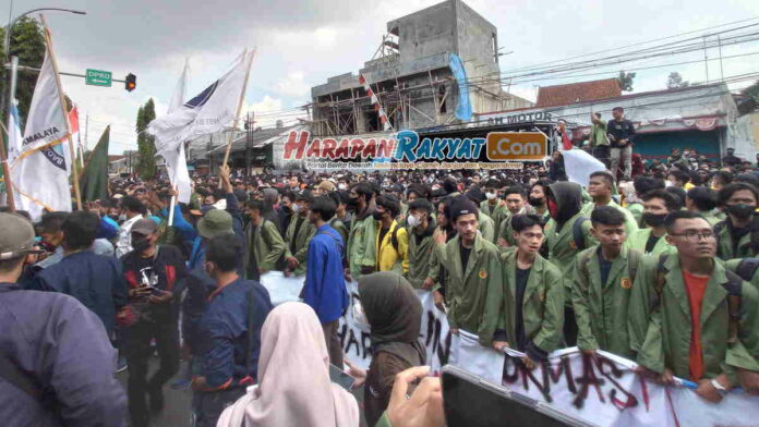 Ribuan Mahasiswa Kepung DPRD Kota Tasikmalaya