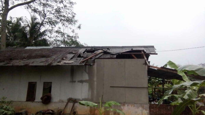 Tersapu Angin Kencang, Atap Rumah Milik Warga Pataruman Banjar Rusak