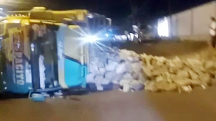 Truk Bermuatan Batu Terguling di Tasikmalaya