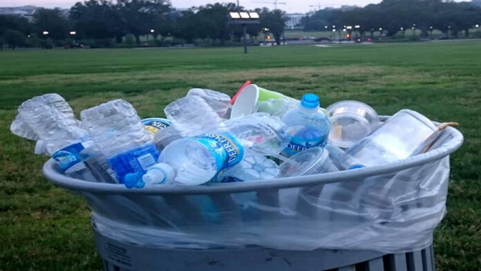 Video Viral Pria Gondrong yang Masukkan Sampah ke Dalam Mobil Polisi