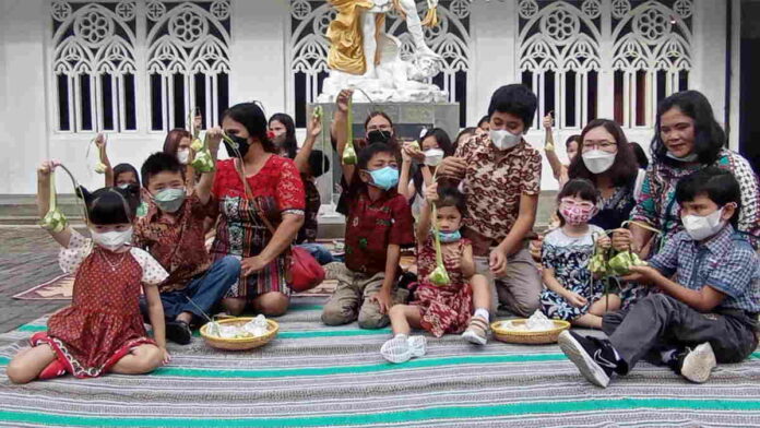 Anak-anak Gereja Katolik Ciamis Bagikan Ketupat Lebaran Kepada Warga
