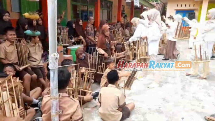 BEM FKIP Unsil Safari Angklung Goes To School di Pangandaran