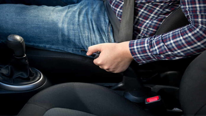 Cara Menggunakan Rem Tangan Mobil, Simak Dua Langkah Mudah Ini!