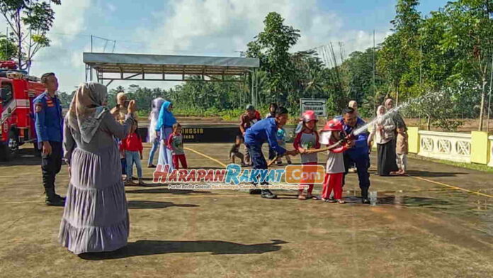 Damkar Rancah Ciamis Ajari Bocah PAUD Padamkan Api