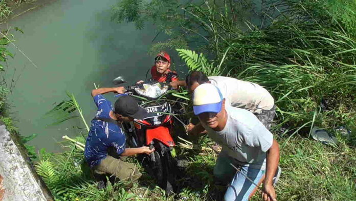 Di Seruduk Mobil Pemudik, Pemotor di Banjarsari Terkapar, Kendaraannya Masuk Sungai