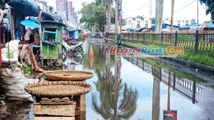 Genangan Air di Pasar Cikurubuk Tasikmalaya Dikeluhkan Pengguna Jalan