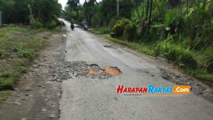 Jalan Rusak di Cilengkong
