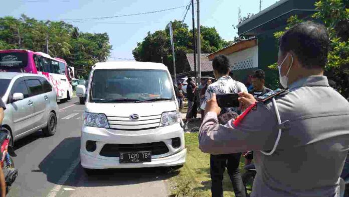Minibus tabrakan
