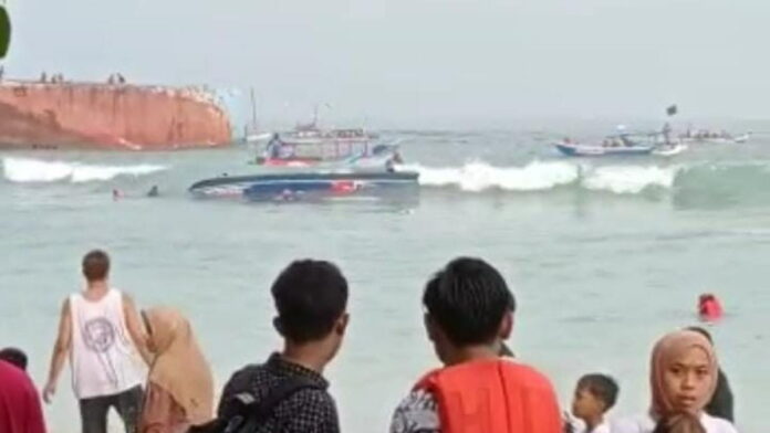 Innalillahi, Perahu Siar di Pangandaran Terbalik, Puluhan Wisatawan Tenggelam