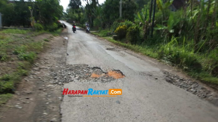 Jalan Rusak di Cilengkong