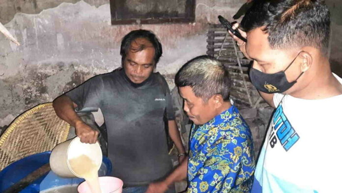 Jelang Malam Lebaran, Polres Banjar Amankan Ratusan Liter Miras Jenis Tuak