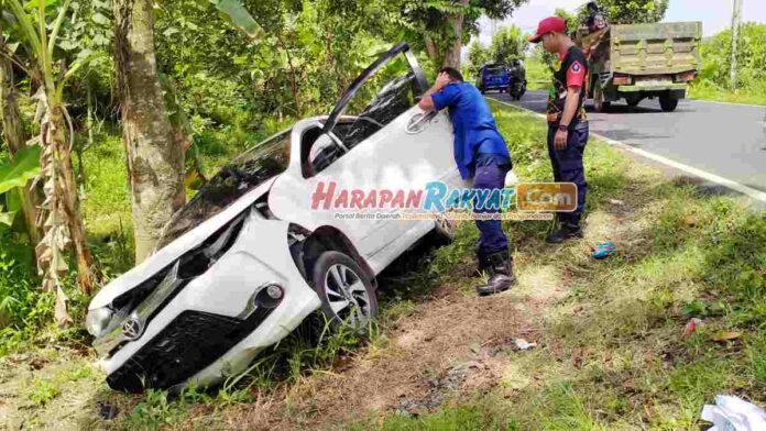 Mobil Avanza Terperosok dan Tabrak Pohon di Pamarican Ciamis
