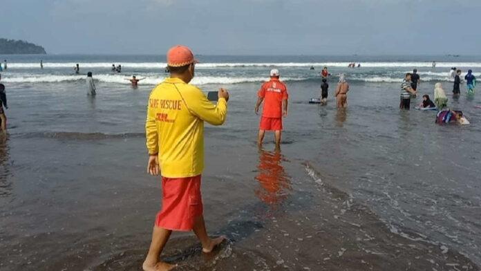 Nyaris Tenggelam, Lima Wisatawan Terseret Ombak di Pantai Pangandaran