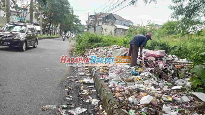 PMII Soroti Sampah Berserakan di Pinggir Jalan Kota Tasikmalaya