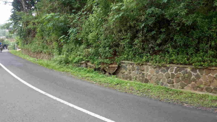 TPT Jalan Bangbayang Ciamis Ambruk, Warga Minta Diperbaiki