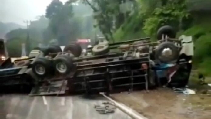 Truk Tronton Terguling dan Timpa Mobil di Tanjakan Gentong Tasikmalaya