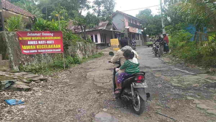 Unik, Wisata Jalan Berlubang di Tasikmalaya, Bentuk Sindiran ke Pemerintah