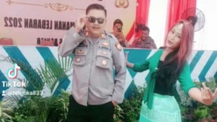 Viral, Pemudik Ini Hibur Petugas Pos Mudik Kota Banjar dengan Goyangan