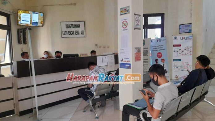 Warga Serbu Kantor Disnaker Kota Banjar Urus Kartu Kuning